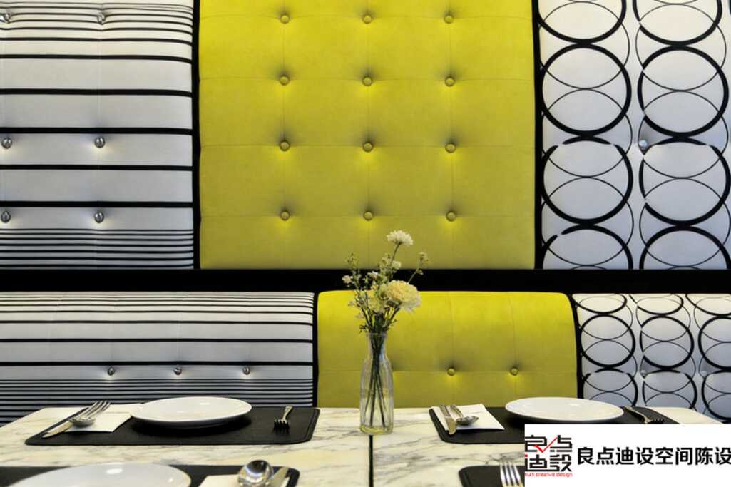 教科书级别的咖啡店装修软装设计!撞色软包直接封神了!